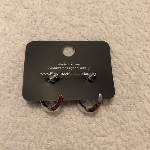 Paparazzi Bevel up silver hoop earrings - Picture 2 of 3